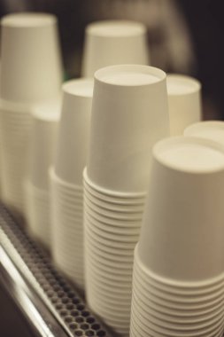 Yığılmış kağıt bardak