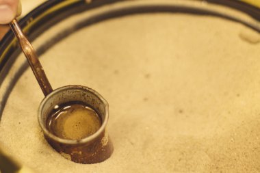 Jezve kuma yerleştirilir