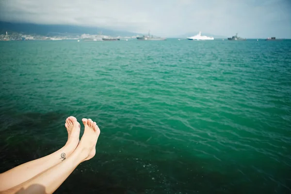 Coltiva piedi femminili sopra l'acqua di mare — Foto Stock