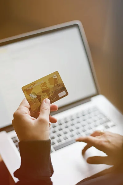 Frau benutzt Kreditkarte für Online-Kauf — Stockfoto