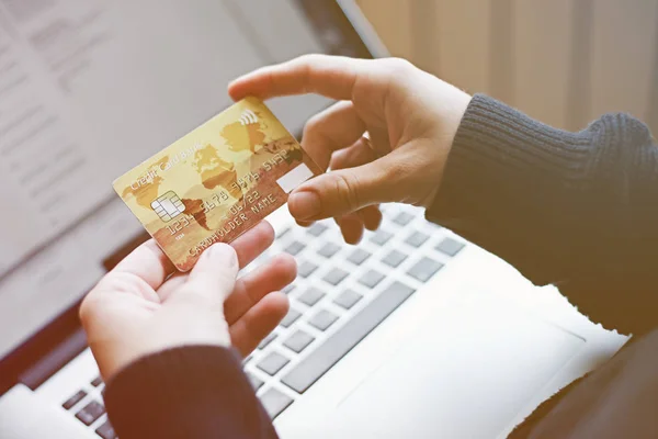 Mujer usando tarjeta de crédito para compra en línea — Foto de Stock