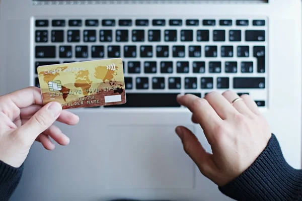 ผู้หญิงใช้บัตรเครดิตเพื่อซื้อสินค้าออนไลน์ — ภาพถ่ายสต็อก