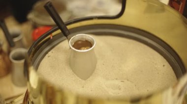 Jezve kuma yerleştirilir