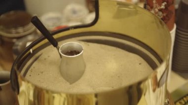 Jezve kuma yerleştirilir