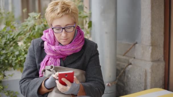 Mujer adulta con café y smartphone — Vídeos de Stock