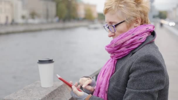 Femme utilisant un smartphone à la rivière — Video