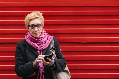 Kadın kırmızı çit telefon ile