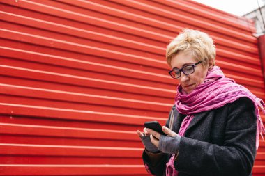 Kırmızı duvar adlı kadın manifatura