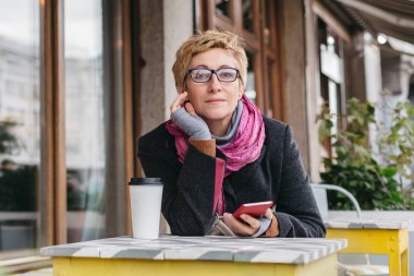 Telefonu kafede ile rüya gibi kadın