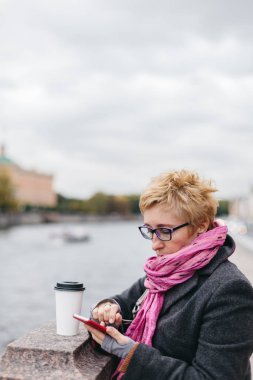 Esplanade telefonda kadınla