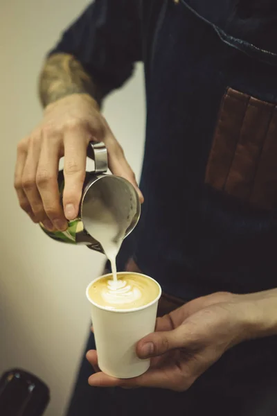 Barman odlewania coffee Cup — Zdjęcie stockowe