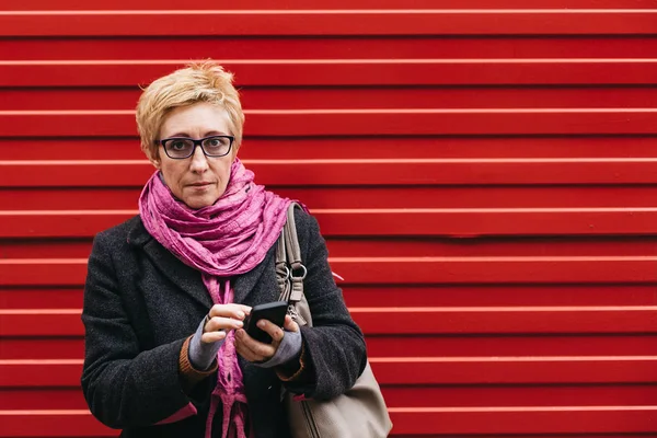 Kadın kırmızı çit telefon ile