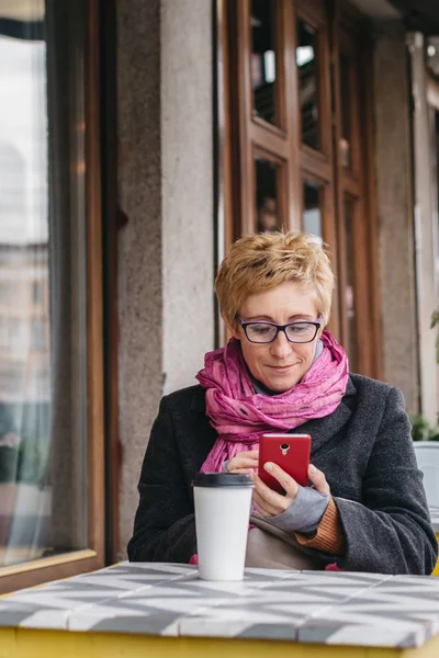 İçki ve smartphone kadın ile