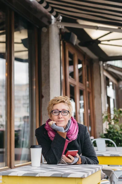 Telefonu kafede ile rüya gibi kadın