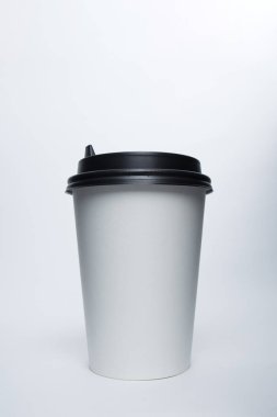 Kağıt bardak kapaklı