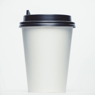 Kağıt bardak kapaklı