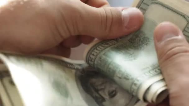 Mans kezében számolás száz dollár számlák — Stock videók