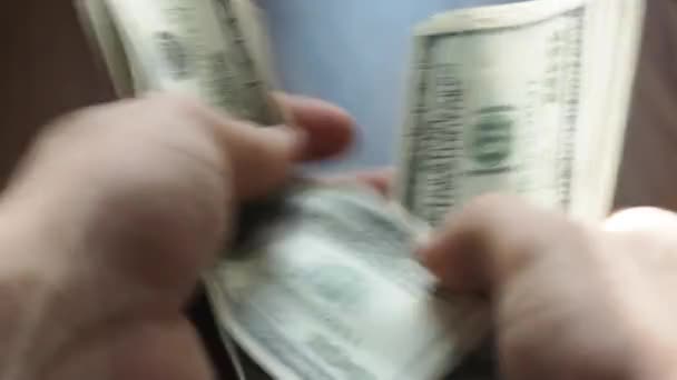 Manos de hombre contando billetes de cien dólares — Vídeo de stock