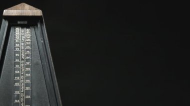 Vintage metronom altın sarkaç ile yakın çekim çekim