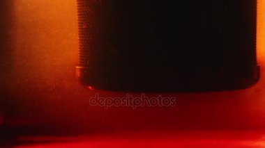 Bir cam saydam çaydanlık bitkisel çay demleme işlemi