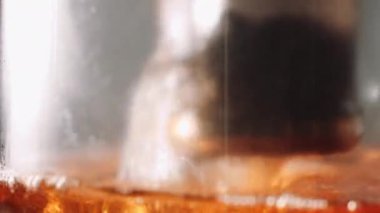 Bir cam saydam çaydanlık bitkisel çay demleme işlemi