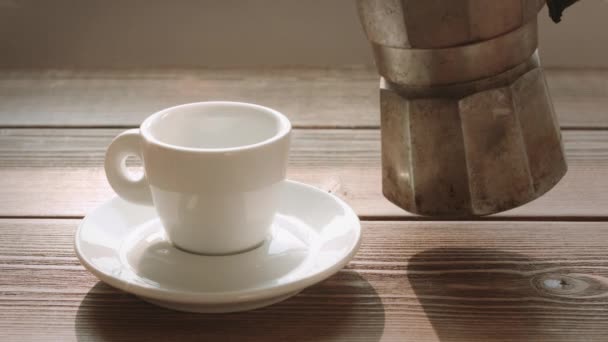 Person gießt Kaffee in kleine Tasse — Stockvideo