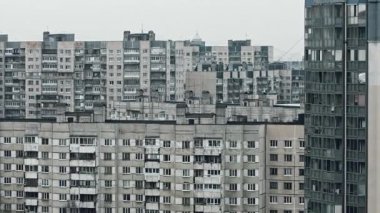 Kasabanın dışında eski paneli şirketten panoramik manzaralı