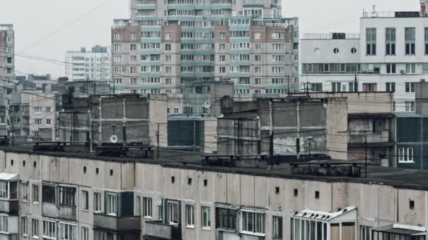 Panoramisch uitzicht op de oude paneel-huis op de rand van de stad — Stockvideo