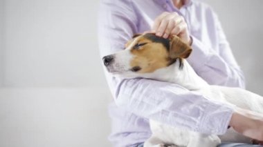 Onu köpek tutan kadın