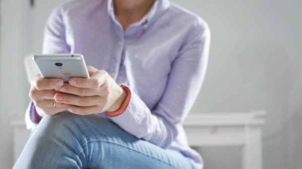 Mulher anônima usando seu telefone — Vídeo de Stock