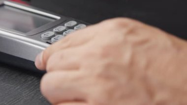Düğme ve kuvvetli darbe kredi kartı ödeme pos terminal iterek kişi