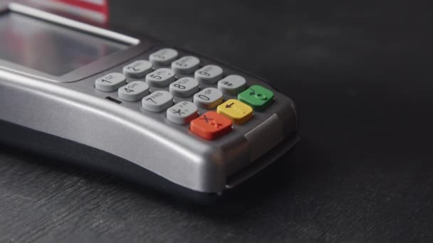 Persoon duwen van de knop en swipe credit card betaling op pos terminal — Stockvideo