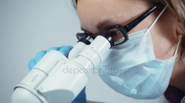 Mikroskop tek tip arıyor bilim adamı