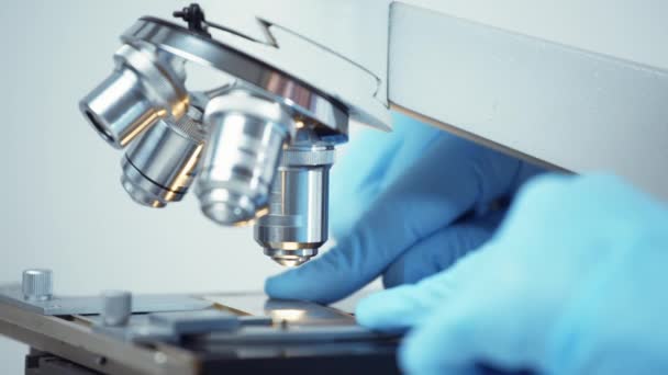 Gros plan d'un microscope au laboratoire .