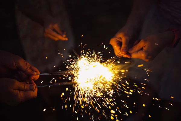 Unbekannter mit brennendem Feuerwerk — Stockfoto