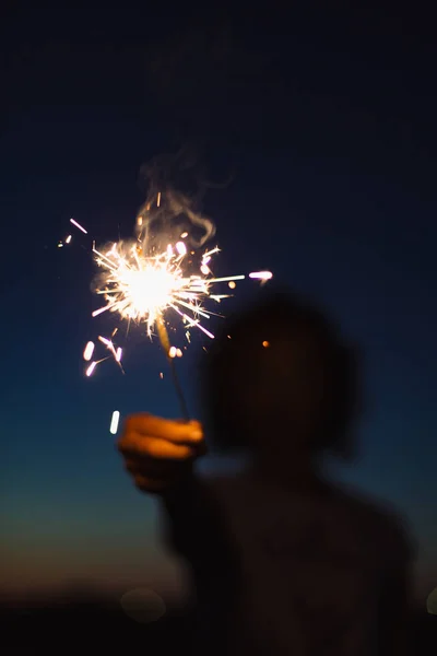 Unbekannter mit brennendem Feuerwerk — Stockfoto