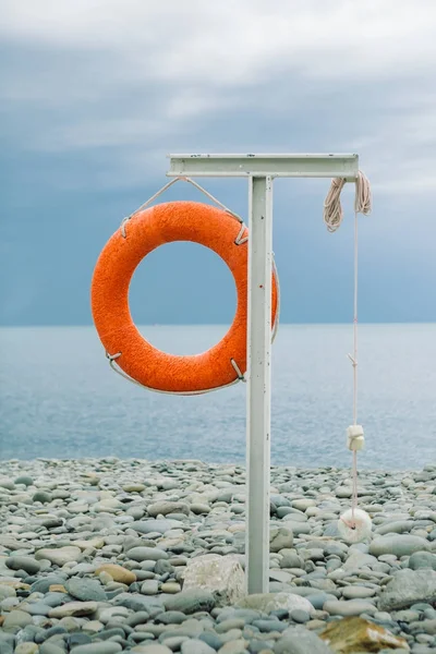 Помаранчева рятувальна опера на морському узбережжі — стокове фото