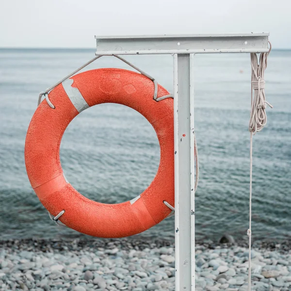 Orangener Rettungsring an der Meeresküste — Stockfoto