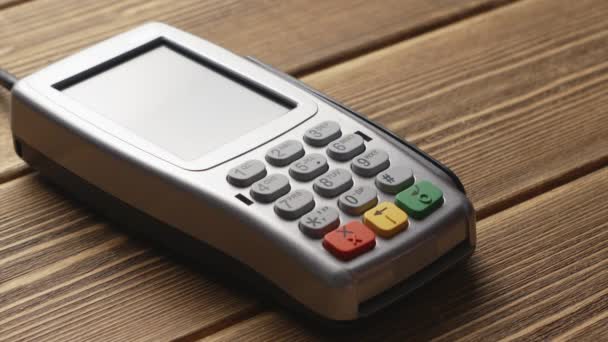 Persona premendo il pulsante e scorrere il pagamento con carta di credito sul terminale pos — Video Stock
