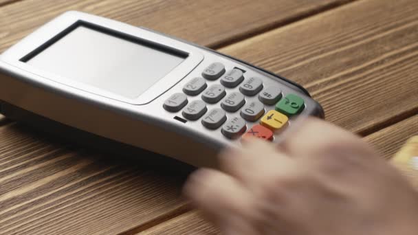 Лицо, нажимающее на кнопку и осуществляющее оплату кредитной картой на терминале pos — стоковое видео