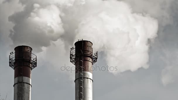 Fluxo de fumaça escura da chaminé da fábrica — Vídeo de Stock