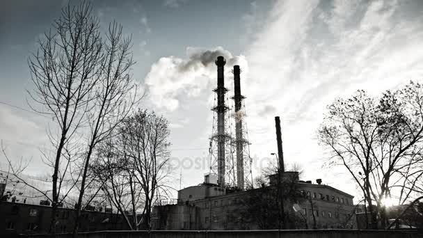 Dunkler Rauch aus dem Schornstein der Fabrik — Stockvideo