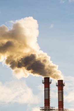 Karanlık fabrika baca dumanı akışı