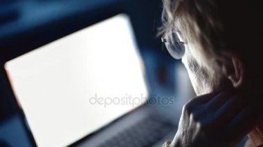 dizüstü bilgisayarda çalışan orta yaşlı kadın