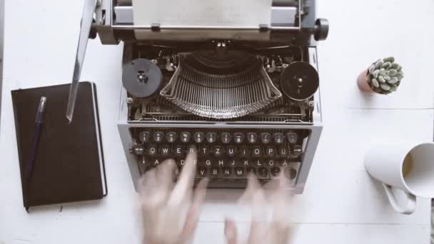 Escritor escribiendo con retro máquina de escribir . — Vídeo de stock