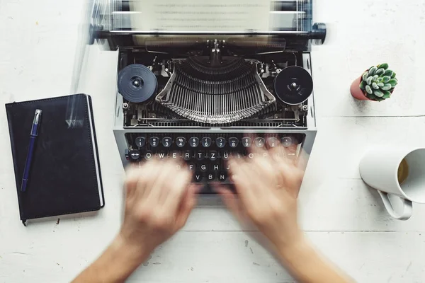 Dactylographie avec machine à écrire rétro . — Photo