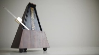 Vintage metronom altın sarkaç ile yavaş ritim yener