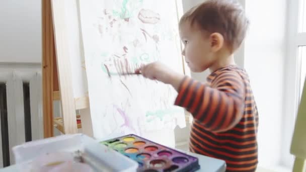 Pinturas infantiles de 2 años con acuarelas — Vídeo de stock