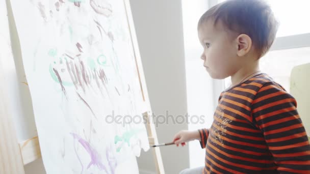 2 år gammalt barn målar med vattenfärger — Stockvideo