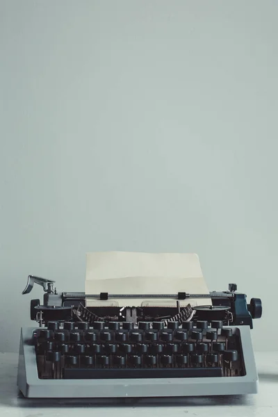 Vieille machine à écrire sur la table — Photo